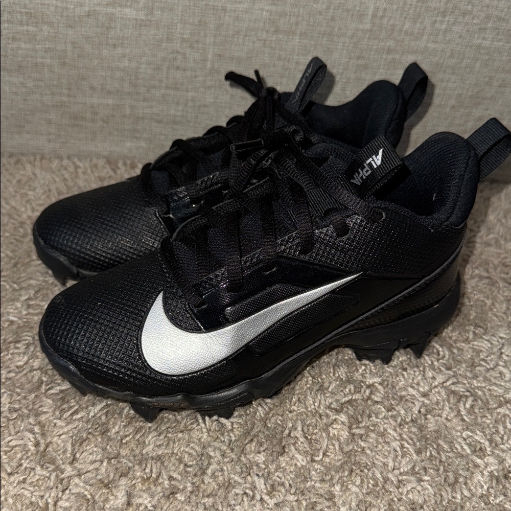 Kids Nike Sports Cleats Black & Silver
Worn Twice , Size 1:5Y 
GREAT CONDITION